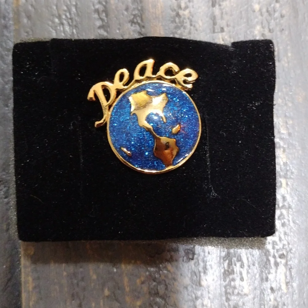 ๐๐ VINTAGE AVON 1992 ENAMEL PEACE PIN - Picture 1 of 6